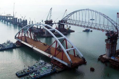 Автомобильная арка Крымского моста начала свой подъем