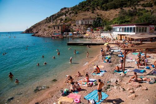 В небольшом спаде потока туристов в Крым обвинили Турцию